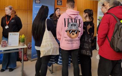 Opiskelijoita yritysstandillä.