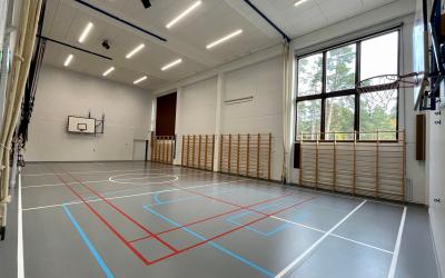 sisäliikuntasali, taustalla puolapuut ja ikkuna