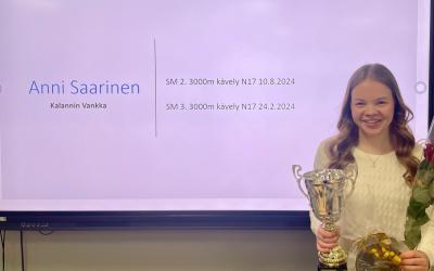 nuori tyttö palkintopokaalin ja ruusun kanssa 