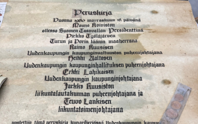 Vanhan uimahallin purkutyömaalta löydetyn aikakapselin sisällä ollut perustuskirja. 