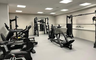 Tyhjä kuntosali, jossa kuntosalilaitteita