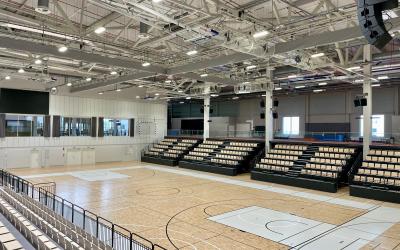 liikuntasali jossa lattia parkettia ja molemmilla reunoilla katsomot