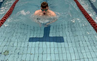 mies ui altaassa uimalasit päässä