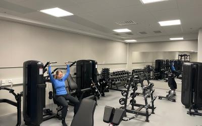 panoraamanäkymä kuntosalilta, nainen treenaa pystypunnerusta