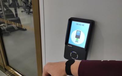 kädessä ranneke, lukulaitteen edessä