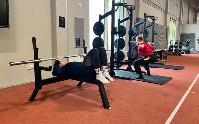 kaksi naista treenaa toiminnallisessa tilassa