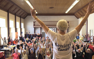 Seniorimessujen tuolitanssi, etualalla esitanssija ja taustalla yleisöä.