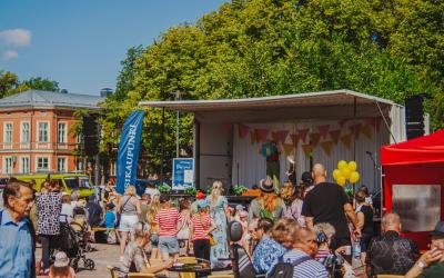 Väkeä kauppatorilla