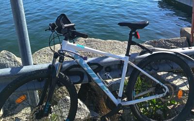 pyörä nojaa kaiteeseen taustalla meri