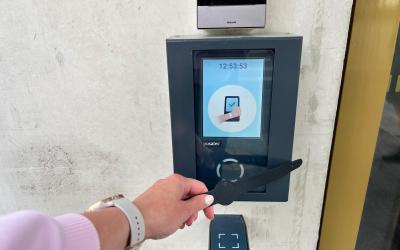 Sisäänpääsy sarjarannekkeella ulkolukijaan