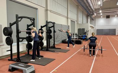 naisia treenaamassa yleisurheilutilassa