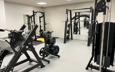 Tyhjä kuntosali, jossa kuntosalilaitteita