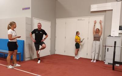 Ihmisiä venyttelemässä