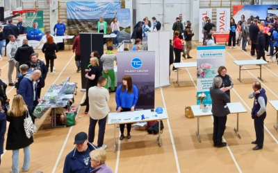 Ihmisiä messuilla Pohitullin palloiluhallissa.