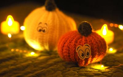 Neulotut kurpitsat ja led-valot.