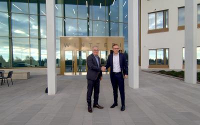 Kuvassa Kaupunginjohtaja Atso Vainio ja työministeri Matias Marttinen monitoimijatalo Wintterin edustalla