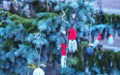 Pallot joulukuusen oksilla.