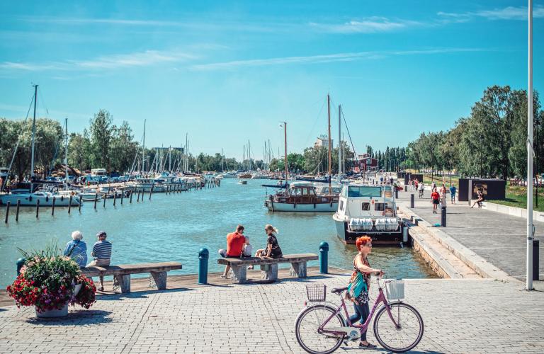 Kaupunginlahti ja ihmiset kesällä