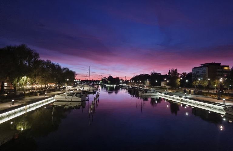 Violetti ilta Kaupunginlahdella
