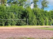 kolme hiekkapohjaista beachvolleykenttää taustalla metsä ja jäätelökioski