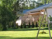 Omakotitalon piha Salmen alueella