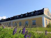 Alueella sijaitsee vielä vanha kasarmirakennus