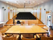 Pointin auditoriossa on nouseva katsomo.