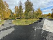pumptrackradan keskellä koivikkoa