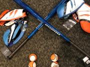 pesäpallomailat, -räpsät ja -palloja lattialla