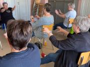 salissa naisia tuolijumpalla