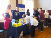 Seniorimessujen näytteilleasettajat keskustelevat messuvieraiden kanssa.