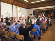 Yleisöä tuolitanssin aikana seniorimessuilla.