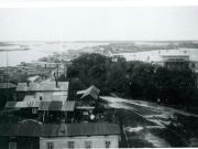 Vanhan kirkon tornista otettu yleiskuva satamaan päin. Kaukana purjelaivoja, etualalla Baltzarborgin asuinalue, Vallimäki ja Vallila.