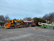 Ison kuusen kuljetusta lavetilla