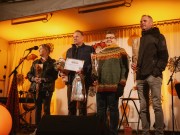 Hehkuvin finalistit lavalla.