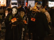 Pukukisan tummanpuhuvat osallistujat.