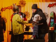 Pukukisan palkintoa pokkaava lapsi.