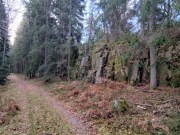 Kuvassa kuntopolku ja sen vierttä reunustaa upeat kalliot