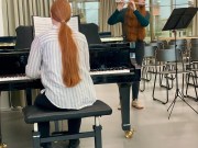 flyygeliä ja huilua soittavat tytöt