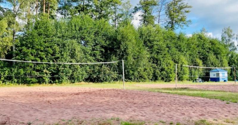 kolme hiekkapohjaista beachvolleykenttää taustalla metsä ja jäätelökioski