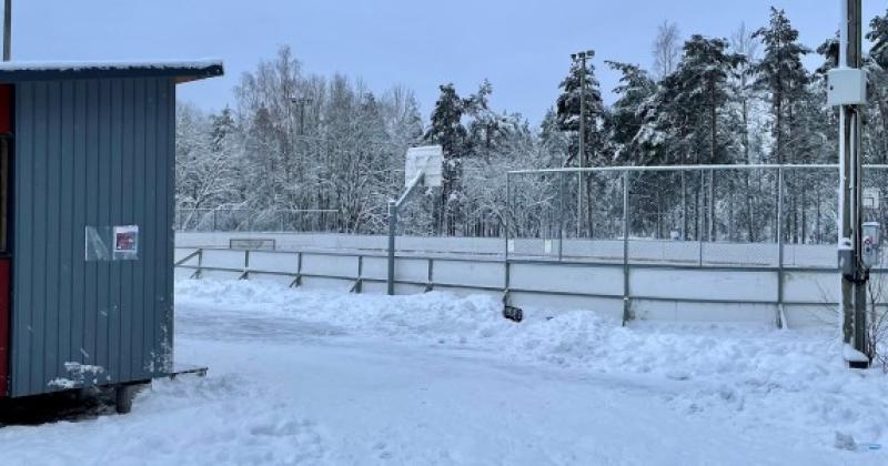 Etualalla pukukoppi ja taustalla luistelukaukalo