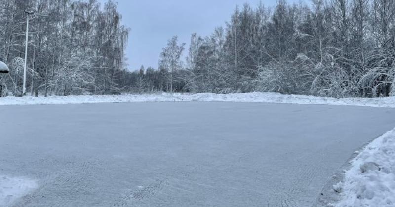 talvinen kuva luistelukentästä, etualalla pukukoppi