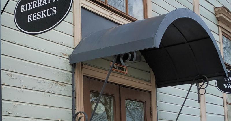 Kierrätyskeskuksen kyltti.