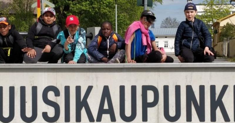 VALMOn oppilaita kevätretkellä kaupunginlahden rannassa.