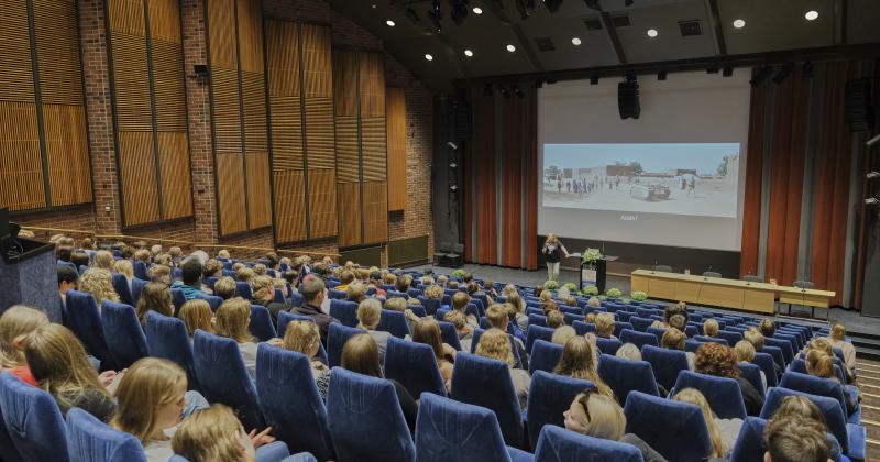 Crusell-sali täynnä neljännen luokan oppilaita tiedepaneelissa Lasten Symposiumin päivänä