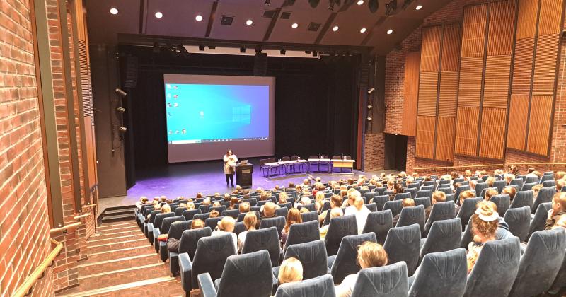 Lapsia kulttuurikeskuksen salissa