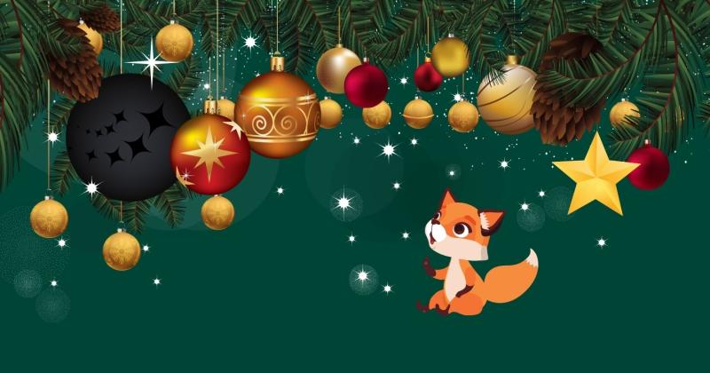 Joulukoristeita ja kettu vihreällä taustalla.