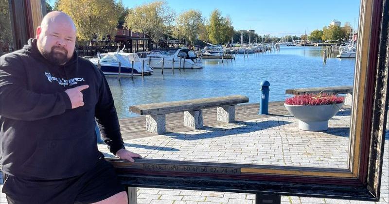 Vahvin kisan järjestäjä Jarkko Mehtälä Tervaportin aukiolla.