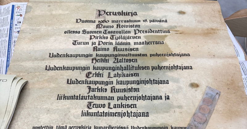 Vanhan uimahallin purkutyömaalta löydetyn aikakapselin sisällä ollut perustuskirja. 