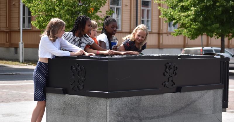 Lapsia Uudenkaupungin rauhan muistomerkillä.